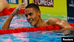 David Popovici sărbătorește după ce a câștigat semifinala masculină de 200 m liber, la Campionatele Mondiale de Natație, Budapesta, Ungaria - 19 iunie 2022 (Reuters/Lisa Leutner)