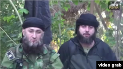 Сириядагы "Ислам мамлекети" тобунун орус тилдүүлөр батальонун командири, Ахмед аш-Шишани деген ат менен белгилүү Ахмед Чатаев (солдо).