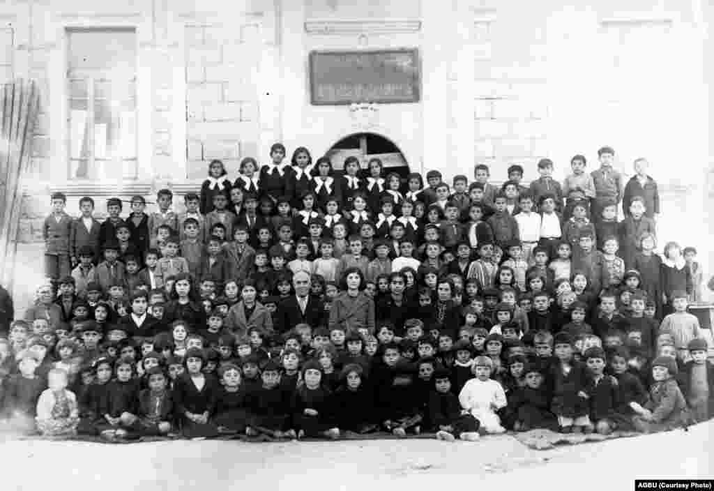 Pupils from the Armenian school in Aleppo's Nor Klugh neighborhood (1937-38)