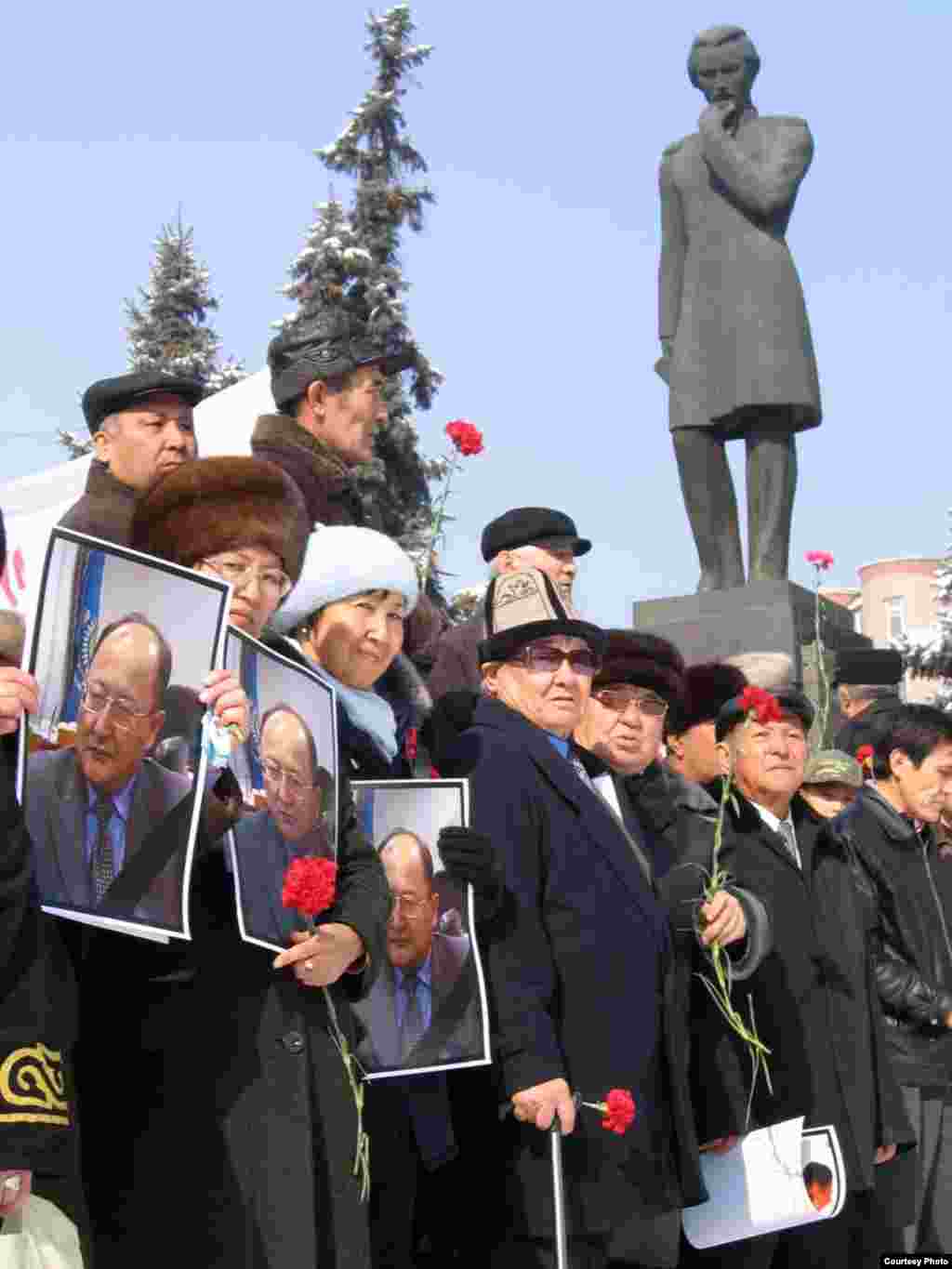 У памятника Шокану Уалиханову. Люди пришли почтить память Алтынбека Сарсенбаева. Алматы, 27 февраля 2006 года. - У памятника Шокана Уалиханова. Люди пришли памянуть Алтынбека Сарсенбаева. Алматы, 27 февраля 2006 г.