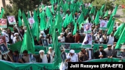 Supporters of Gulbuddin Hekmatyar rally in the Afghan capital, Kabul. (file photo)
