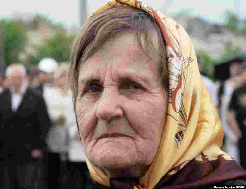 Участница церемонии открытия музея памяти жертв политических репрессий. Карагандинская область, 31 мая 2011 года. - Участница церемонии открытия музея памяти жертв политических репрессий. Карагандинская область, 31 мая 2011 года.