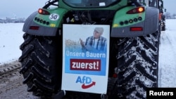 Întâi fermierii noștri, scrie pe un afiș al partidului de extremă dreaptă AfD.