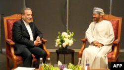 Šef diplomatije Irana Abas Arakči (lijevo) i njegov omanski kolega Sajid Badr el Busaidi, u Muskatu uoči razgovora sa američkim pregovaračima, 12. aprila 2025.