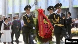 Эгемендик салтанаты 7-апрелде курман болгондорду эскерүү менен башталды.