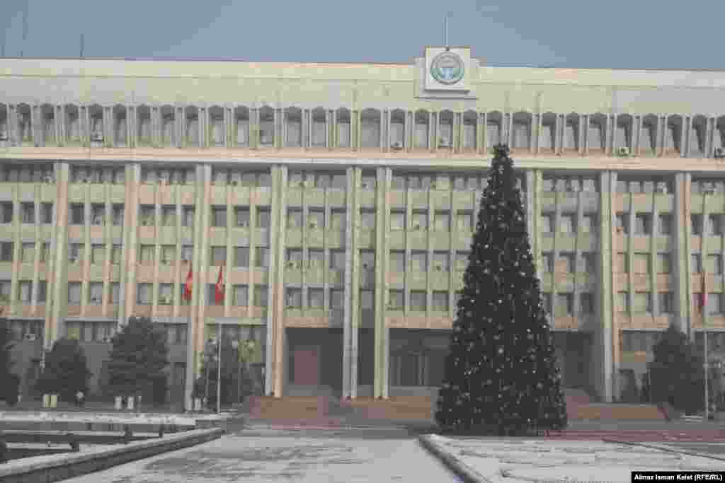 Новогодняя елка у президентского дворца в Бишкеке.