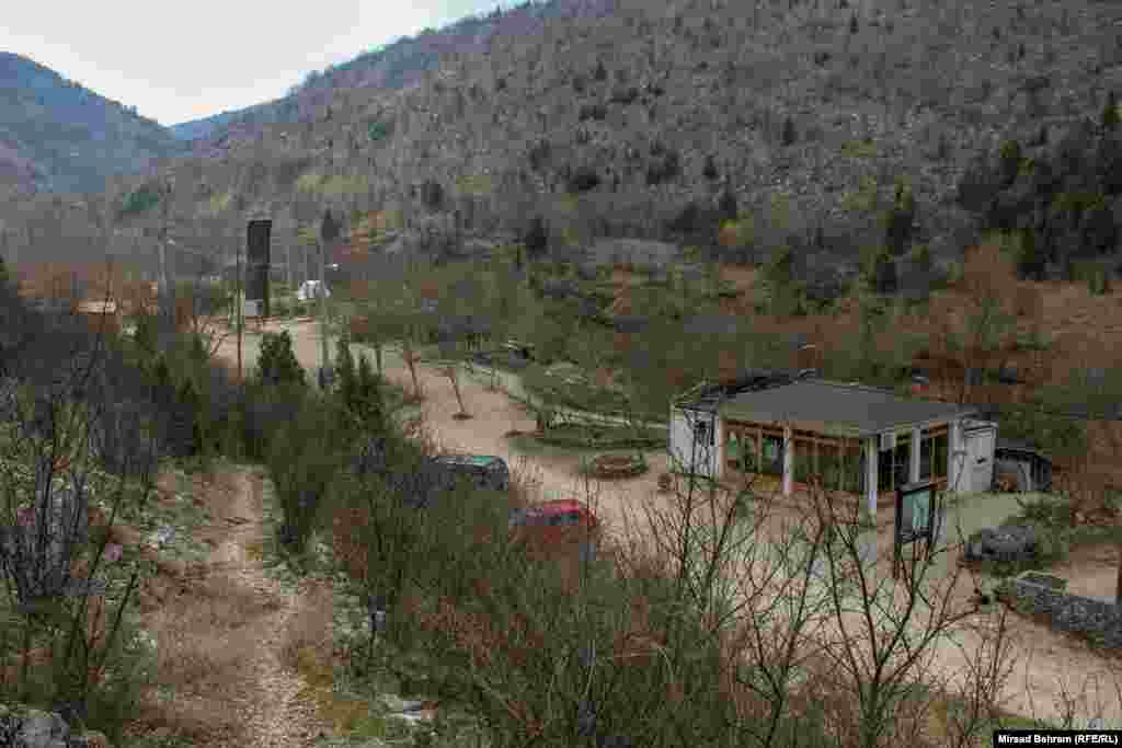 Eko centar Blagaj projekat je Omladinskog kluba "Novi val" iz mjesta Blagaj kod Mostara. Nevladina organizacija Omladinski klub "Novi val" pokrenut je 2001. godine, a Eko centar Blagaj 2007. godine, uz pomoć Španske međunarodne agencije za razvoj, te Black Vulture Conservation Foundation (Fondacija za očuvanje crnih lešinara) sa Mallorce (Majorke).