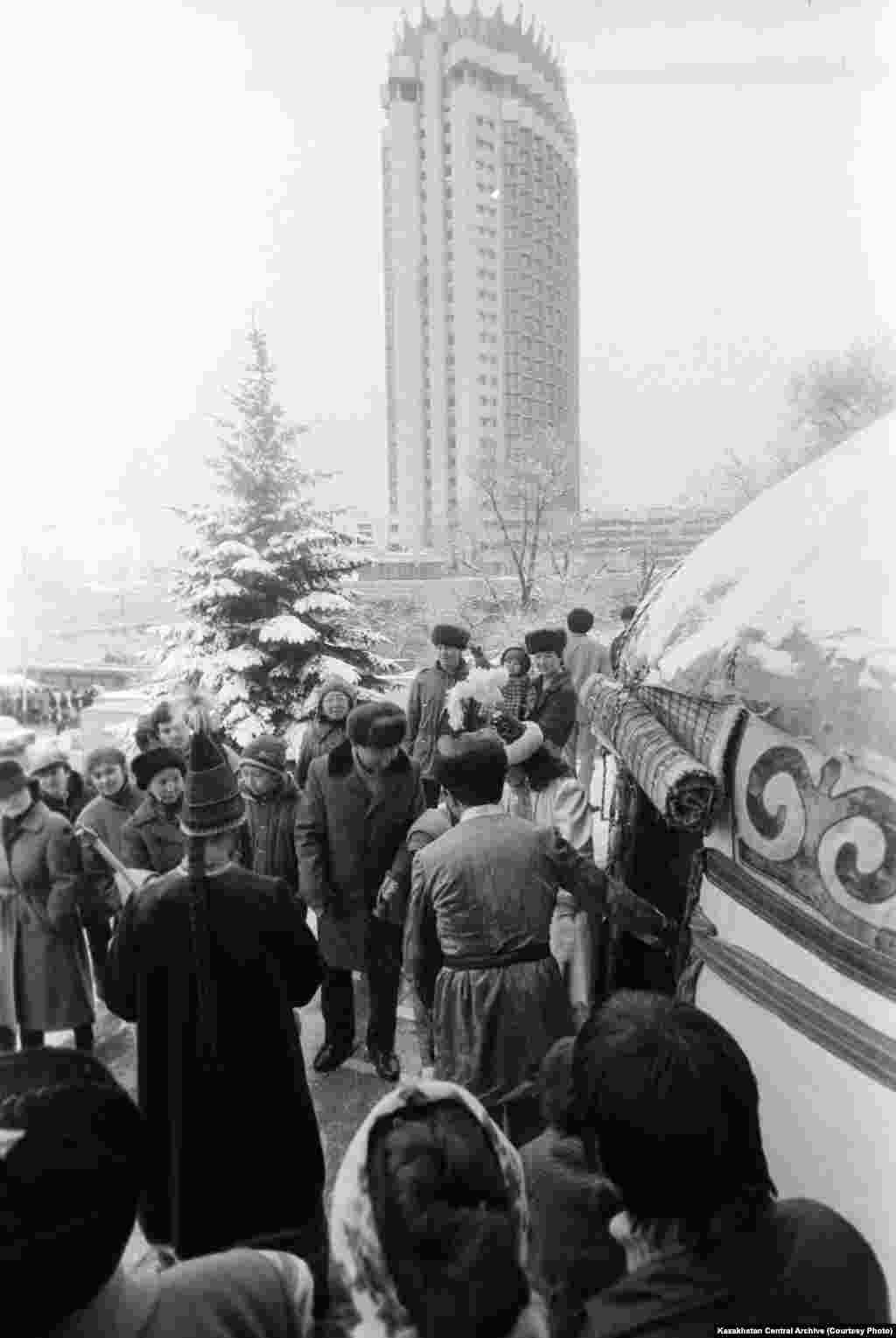 Алма-Ата, 1990 год. Автор съемки: А. Павский. Во время национального праздника Наурыз на проспекте Ленина (сейчас – проспект Достык).