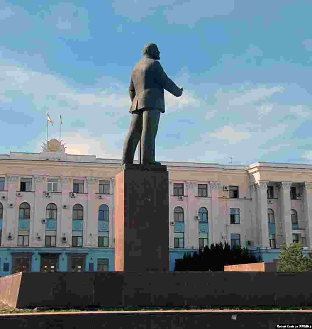 Another Lenin monument in front of the Crimean government building in Simferopol. 