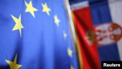 Zastava Srbije i Evropske unije unutar prodavnice u Beogradu 8. decembar 2011. 