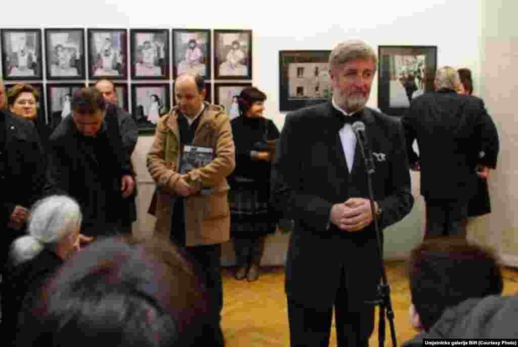 Direktor Umjetničke galerije BiH Strajo Krsmanović obraća se prisutnima na otvorenju izložbe "Djeca u ratu".