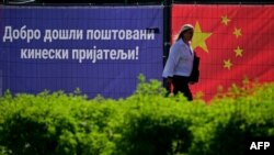 Dok su u Beogradu uoči dolaska kineske delegacije na čelu s predsednikom Si Đinpingom postavljene poruke dobrodošlice, aktivisti za zaštitu ljudskih prava upozoravaju da kritičari režima u Pekingu treba da razmisle pre nego što dođu Srbiju zbog potpisanog dokumenta o izručenju.